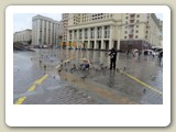 Stadsduvor matas på Manegetorget nära Röda Torget i Moskva