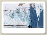 En gummibåt går mot isberget