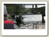 Det var högt vattenstånd. Vi fick därför passera bron liggandes raklånga i kanoten. Man fick inte ha näsan i vädret.